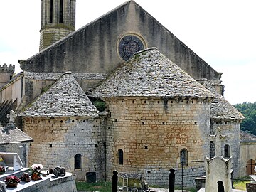 La glèisa de Sent Martin e son absida romanica.