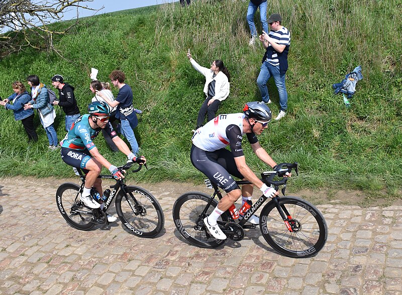 File:Paris-Roubaix 2023 - Secteur de Quiévy à Saint-Python - N° 144 Sjoerd Bax.jpg