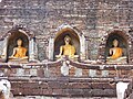 Wat Chang Lom, terrasse supérieure du stupa principal garnie de niches abritant des images assises du Bouddha