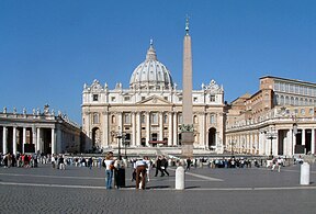 Plaza de San Pedro de Roma, donde, bajo la cúpula renacentista de Miguel Ángel, destacan los elementos barrocos: la fachada (1607-1626) de Maderno y la columnata de Bernini