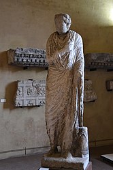 statua di togato nota con il nome di Muto dall’accia al collo, risalente al I - II secolo d.C., dell’antica Ticinum romana.