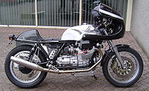 Klassiek uitziende café-racer, die echter gemaakt is op basis van het blok van een moderne Moto Guzzi Sport 1100