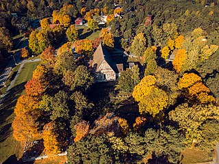 Nagu kyrka i höstskrud.