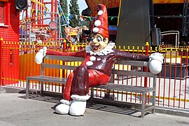 Sitzender Clown vor einem der Vergnügungsbetriebe, eine der Figuren von Christa Müller, die Anfang der 1980er-Jahre im Prater aufgestellt wurden