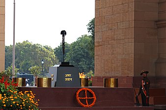 Amar Jawan Jyoti sijaitsee India Gaten kaaren alla.