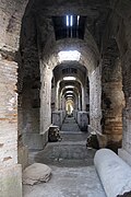 Galerie du sous-sol et trappes d'accès à l'arène.