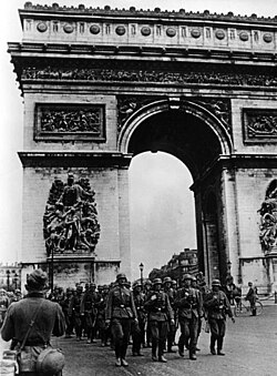 Dytschi Druppen am Arc de Triomphe