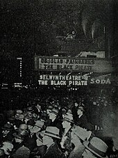 Photo de presse, foule devant un cinéma