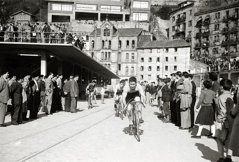 File:Celebración de una prueba de ciclocross en San Sebastián (8 de 23) - Fondo Marín-Kutxa Fototeka.jpg