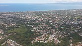 Luchtfoto van Kupang en met zicht op de Baai van Kupang.