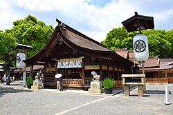 Owari ōkunitama-jinja (sa taas) at panoramang urbano ng Inazawa (sa baba)