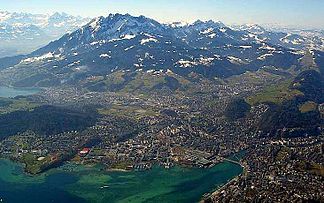 Flugaufnahme des Pilatus mit Luzern im Vordergrund