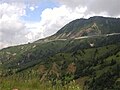 横手山の山腹に沿う国道292号（2010年8月）