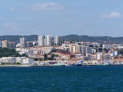 Anvista de Setúbal dende o río Sado