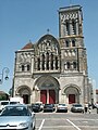 Neorománský kamenný štít 19. st.(Vézelay, Francie)