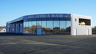 Le garage du 205 Africa Raid.