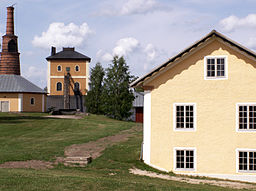 Rostugn (till vänster) och masugnen i bruksmiljön