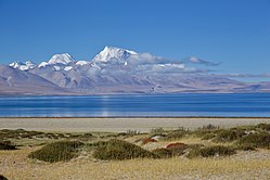 Le lac Manasarovar au pied du Gurla Mandhata.