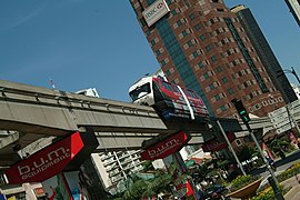 Monorail approchant la station Bukit Bintang.