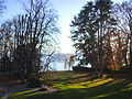 Blick vom Haupthaus zum See im Herbst