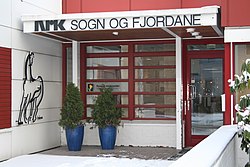 Телецентр NRK Sogn og Fjordane с логотипом на козырьке