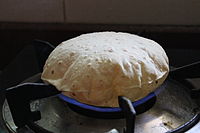 فولكا روتي (Fulka Roti). تُشبه الخبز عربي (خبز البيتا).