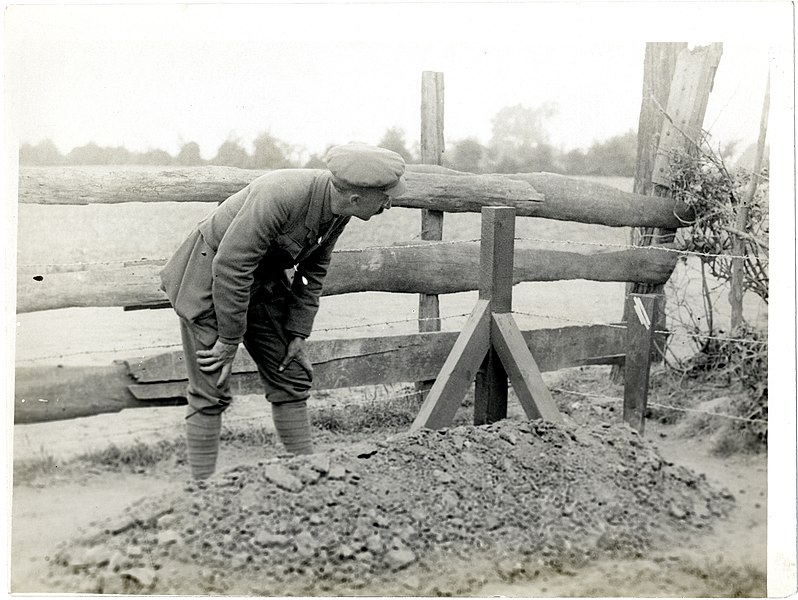 File:Grave of Sepoy Khalas Khan 52nd (attached 59th) Rifles; died of wounds 23rd July 1915 (La Gorgue, France). Photographer- H. D. Girdwood. (13875967374).jpg