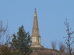 Památník dokončení železnice nad obcí