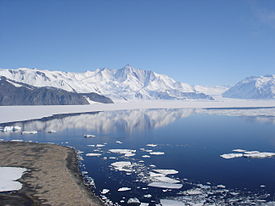 El clima glacial se caracteriza por la congelación constante durante todo el año. Las temperaturas más bajas jamás registradas en la Tierra han sido tomadas en estas zonas.