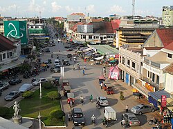 Autostrada nazionale 5 che interseca la strada 207 e la strada 212 nel centro di Battambang City, vicino al mercato centrale