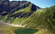 Bergerseehütte (2181 m) (unterhalb der Goldeckscharte), vom Aufstieg zum Berger Kogel gesehen (1980)