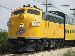 Un train de banlieue des années 1970 du Chicago & North Western tracté par la F7 n°411 au Illinois Railway Museum en 2006