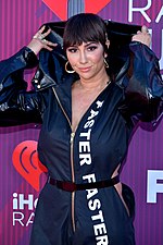 Jackie Cruz interprète Rhea