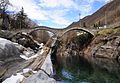 La ponto de saltoj super la rivero Verzasca en Lavertezzo