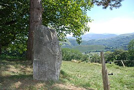 Pierre levée au haut de la côte, entrée de Bourréac