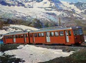 Der Doppeltriebwagen Bhe 4/8 der Gornergratbahn hat vier Drehgestelle mit je einer Trieb- und Laufachse. (1965)