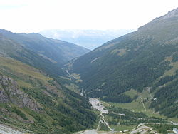 Vue sur le val des Dix (partie supérieure de la vallée) et du val d'Hérémence (partie inférieure) depuis la Grande-Dixence.