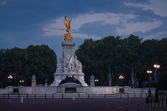 Victoria Memorial with Nike Statue in London in early morning, view from the southeast, 2020.