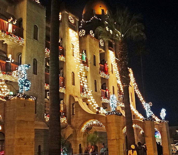 File:Mission Inn Lights 12-13-14n (15835989989).jpg