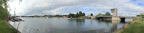 Kanalbrua og Ollebukta (sett fra Nøtterøy-sida). Teie ubåtstasjon sees helt til høyre i bildet. Foto: Fordreid panormafoto 2015