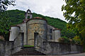 La chapelle est vue en venant du centre du village.