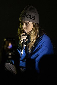 Clairo tampil di Parkteatret, Oslo pada Desember 2019