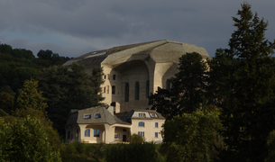 Goetheanum 2013 northwest with Halde.png