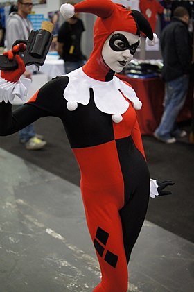 Cosplay d'Harley Quinn dans son costume original.