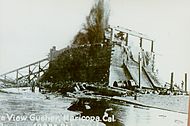 Couvercle en bois couvrant le jaillissement et maintenu par de lourds câbles, bientôt détruits par la pression de l'huile.