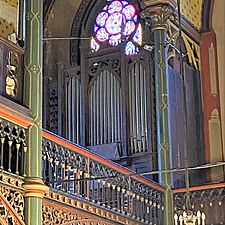 L'orgue du chœur est situé sur la tribune aussi.