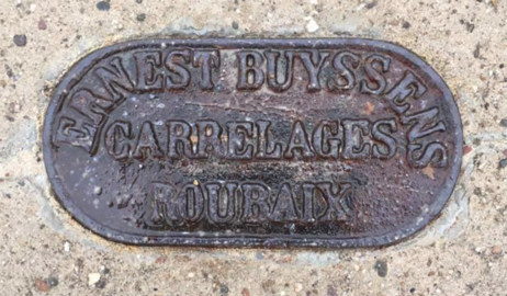 Plaque Ernest Buyssens sur la digue.