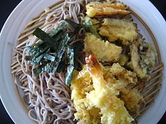 Tempura mit Soba-Nudeln (hier u. a. mit frittierten Garnelen und verschiedene Gemüsesorten)