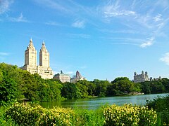 Vue depuis Central Park sur les San Remo Apartments.