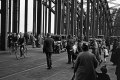 Personen und Autoverkehr auf der Brücke, aufgenommen Anfang der 1930er.